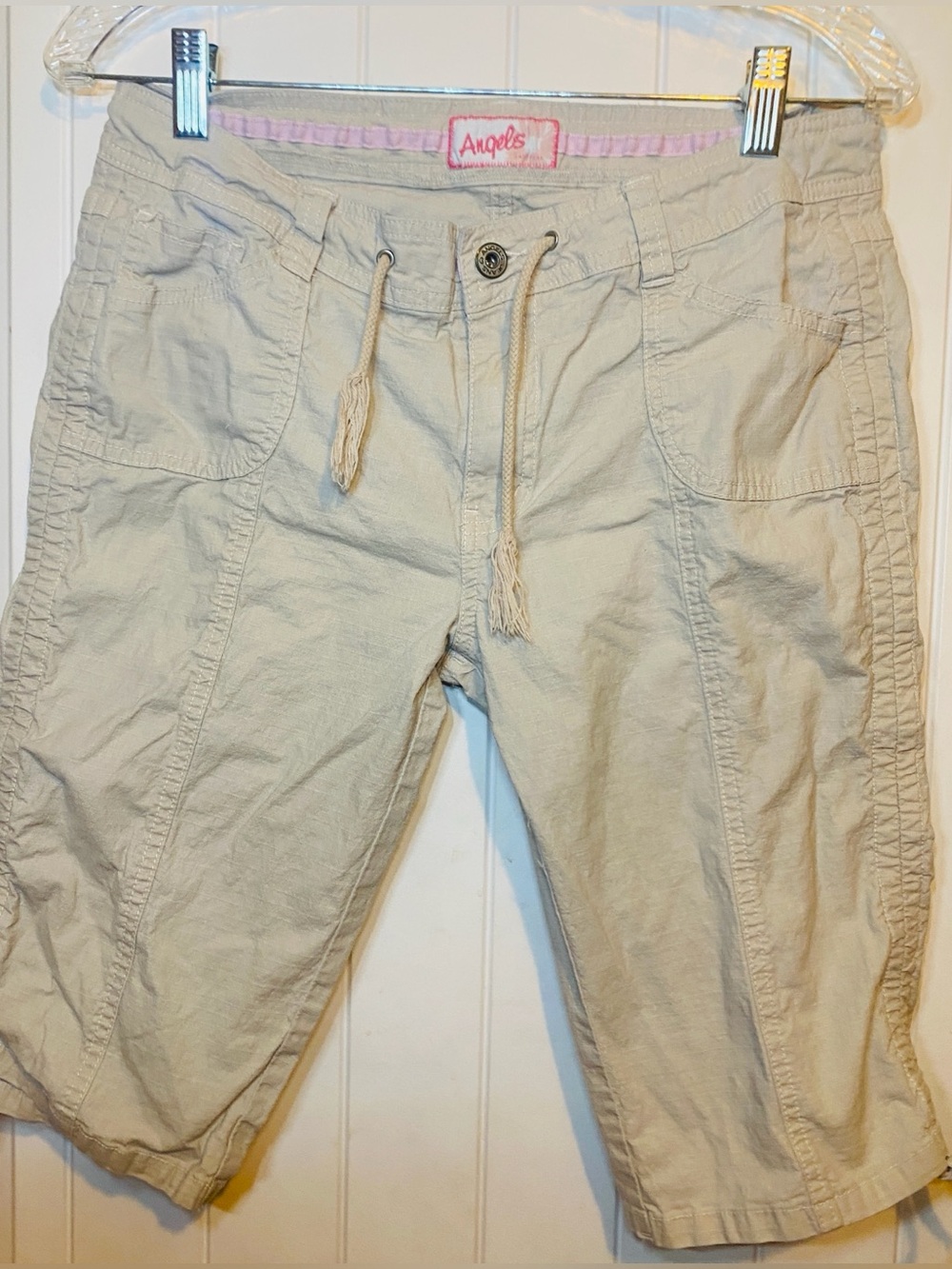 Y2K Angel’s khaki capri pants